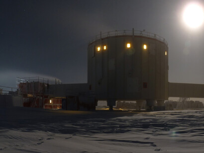 La base Concordia illuminata dalla luna durante la notte perenne antartica - Ph Alessandro Fausto, (C) PNRA/IPEV