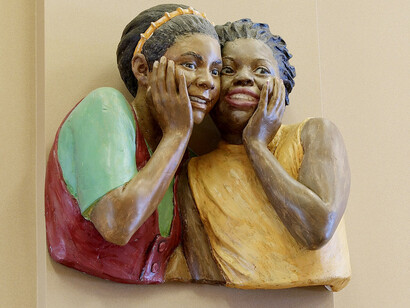 El sistema sanitario de los EE.UU. también está en crisis. Escultura «Homenaje a Medicare y Medicaid» en el vestíbulo principal y los pasillos del edificio de la Administración de Financiación de la Asistencia Sanitaria, en Woodlawn, Maryland, EE.UU.