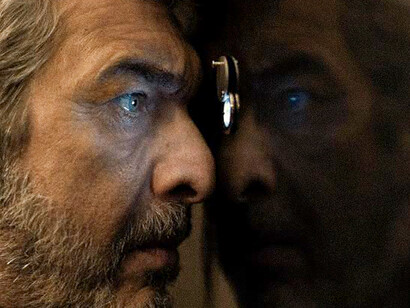 Ulises (Ricardo Darín) asomado a la mirilla de la puerta de su consulta