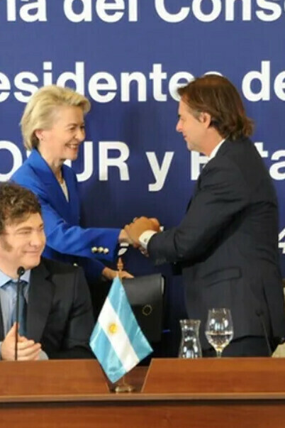 Handshake between Luis Lacalle Pou and Ursula von der Leyen; in front, Javier Milei, President of Argentina. Mercosur headquarters in Montevideo, Uruguay, December 6, 2024