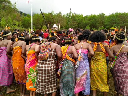 Hay un olor a redistribución, a ruptura del equilibrio, a reclamación de espacios. Ningún sistema está seguro.   «Tari Tumbu Tanah» es una danza tradicional de Indonesia, originaria del pueblo nias de Sumatra Septentrional