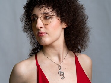 Il suo stile musicale nasce dall’ascolto precoce del jazz e si sviluppa come sintesi personale tra tradizione e sperimentazione