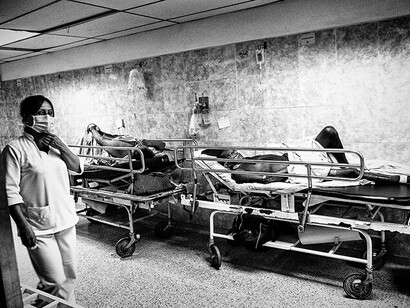 Pacientes esperan tumbados en sus camillas en un hospital de Venezuela