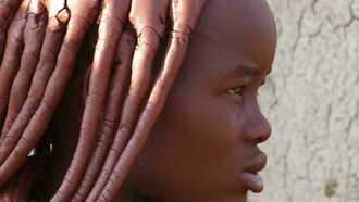Joven africana víctima de mutilación genital
