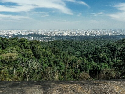 Vista do Parque da Serra da Cantareira, em São Paulo. Para conseguirmos ter uma maior amplidão de visão precisamos estar nos andares mais altos de algum edifício.
Reflito sobre outra vertente do horizonte. Ele também pode servir como fuga e conforto. Aquele horizonte inebriante do encontro do céu e o mar muitas vezes nos propicia uma boa fuga da nossa rotina, dos nossos problemas, das nossas angústias, incertezas... e, por conseguinte nos traz o conforto