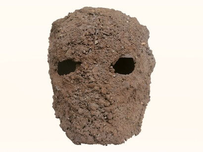 Carlos Bemúdez; Máscara, modelado en tierra, 2014