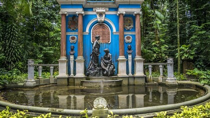 Bosque Rodrigues Alves, também conhecido como Jardim Botânico da Amazônia, localizado em Belém do Pará, Brasil. A cidade de Belém está caótica pois estão organizando a COP30 (Conferência das Nações Unidas sobre Mudança do Clima) que acontecerá na cidade no mês de novembro. Muitos projetos foram e estão sendo colocados em prática, portanto parques entre outros foram levantados. Empreendimentos lindos, que realmente enchem os olhos. Isso traz aquela desordem de “desarrumar para arrumar”, mas nada que atrapalhasse nossas idas e vindas pela cidade