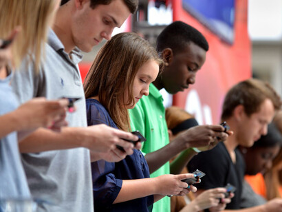 Jóvenes enviando mensajes de texto: la generación de hoy, que ha crecido pegada a una pantalla táctil de smartphone, no está familiarizada con el hecho de llamar a alguien