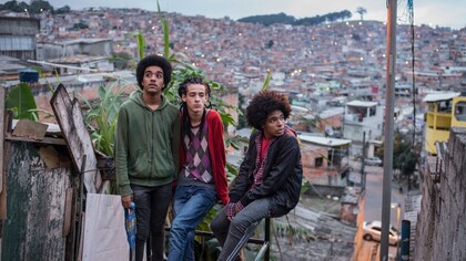 Jóvenes de un barrio marginal de São Paulo