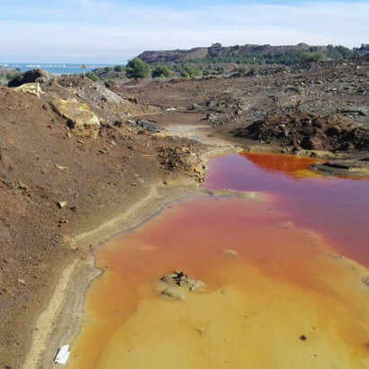 Parecía no haber contradicción: toneladas de explosivos, aguas contaminadas, enormes camiones para transportar cantidades ingentes de combustibles, la tierra abierta en canal, consecuencias para la salud...