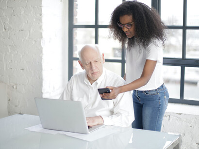 Fake news (noticias falsas):tipo de bulo que consiste en un contenido seudoperiodístico difundido a través de portales de noticias que tiene como objetivo desinformar