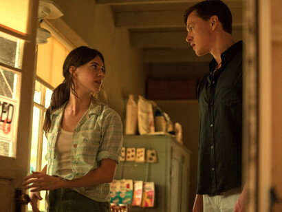 Fotograma de la película «La chica salvaje», basada en la novela de 2018 escrita por Delia Owens