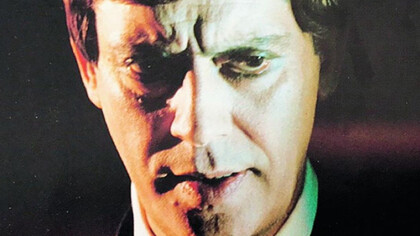 Primo piano di Carmelo Bene: attore, regista, drammaturgo, filosofo e sceneggiatore italiano