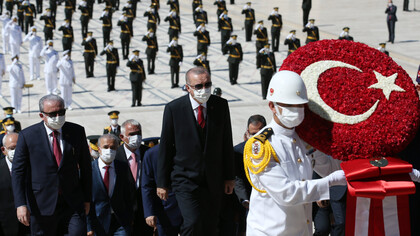 El presidente turco, Recep Tayyip Erdoğan, asiste a una ceremonia del Día de la Victoria en Ankara