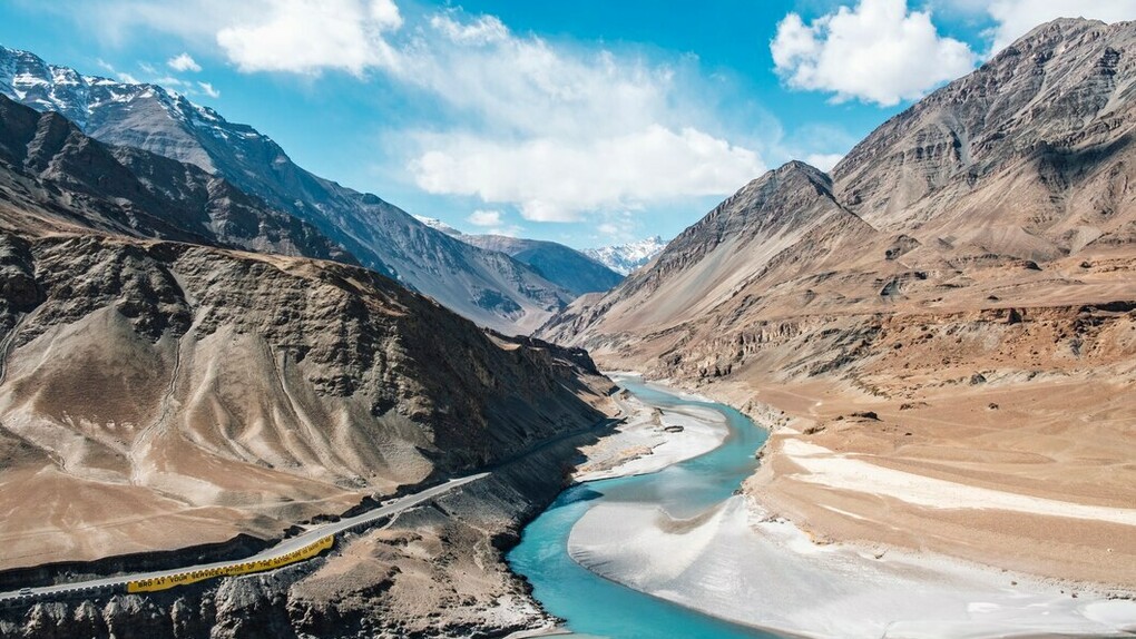 Dos rios de montaña que confluyen en el norte de la India; el Zanskar azul y el Indus rojo