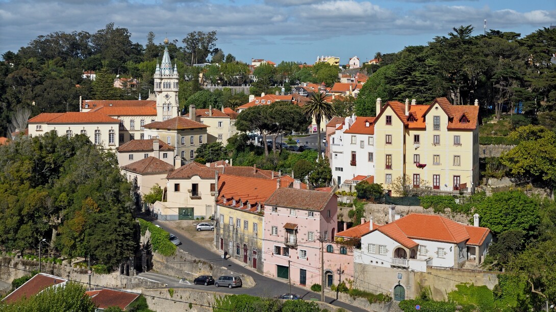Sintra è una città incantata adagiata sulle pendici della Serra, immersa in un paesaggio boscoso e avvolto dalle nebbie dell’oceano, dove storia, natura e architettura convivono in un’atmosfera quasi fiabesca. Sintra, Portogallo