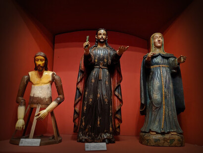 Piezas coloniales jesuíticas en la Sala de Arte Sacro del Centro Cultural de la República El Cabildo