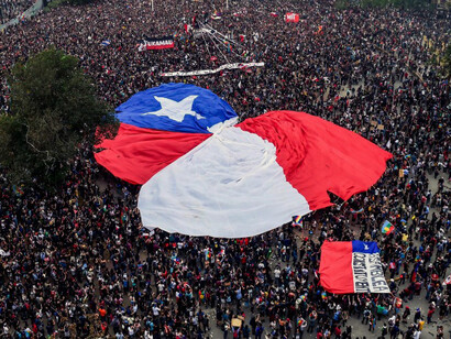 Con el fragor de la calle el presidente entregó a los partidos el poder de negociar una Nueva Constitución, lo que quedó plasmado en el documento Pacto por la Paz Social y una Nueva Constitución