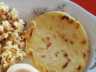 Las arepas son uno de los alimentos más comunes en Colombia. Un acompañamiento habitual de la mayoría de las comidas (como el pan en Francia) y también se comen solas. Es esencialmente un tipo de pan hecho con harina de maíz y a menudo se sirve con mantequilla o maíz