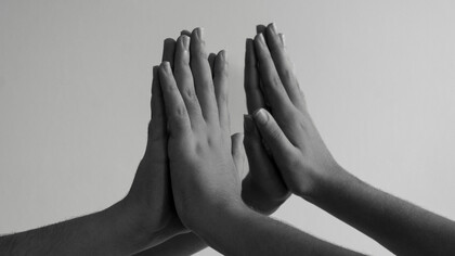 La coscienza è quindi un camminare sulla soglia, sul limite, sul crinale, sullo spartiacque della montagna