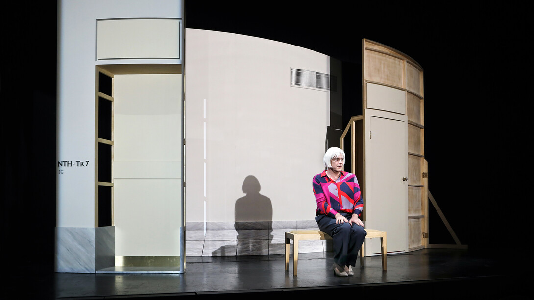 Anne-Marie die Schönheit (Anne-Marie the beauty). Courtesy of Residenztheater
