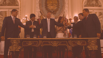 Rafael Correa, Evo Morales, Néstor Kirchner, Cristina Fernández, Luiz Inácio Lula da Silva, Nicanor Duarte e Hugo Chávez assinando a Ata Fundacional do Banco do Sul em Buenos Aires (2007)