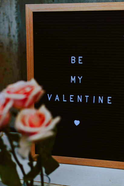 Regalo di San Valentino. Solitamente cerchiamo cosa potrebbe farla felice. Ci si impegna a cercarlo entrando quasi dentro il suo pensiero per rispondere alle sue aspettative