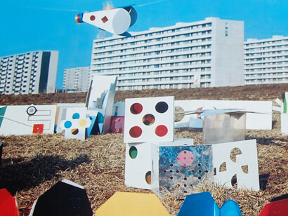 *Dialogue Boxes on Street Windows*, Faro, 2009. António Costa Pinheiro, *Citymobile - Modelo A*, 1967-1968     