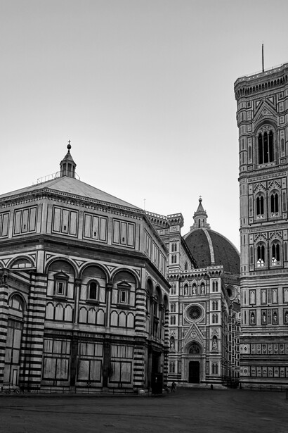 Tra le cause principali figurano la crescita dei voli low cost, le piattaforme di affitti brevi e la promozione aggressiva di alcune mete