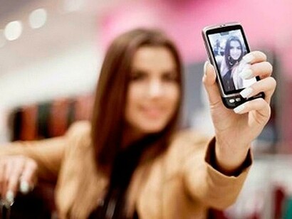 Una mujer se hace una autofoto