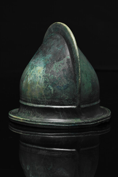 L’elmo, rinvenuto in una tomba del Canton Ticino, appartiene a un mercenario al servizio dell’Impero romano ma originario dell’area centro alpina.
Elmo di tipo Negau, bronzo. 150–50 a.C. Giubiasco, Canton Ticino. © Museo nazionale svizzero