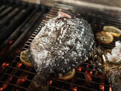 Pesce sulla griglia con sale: "Sulla graticola vidi Jeff, il mio amico dentice... e capii che anche lui era finito nella rete degli uomini"