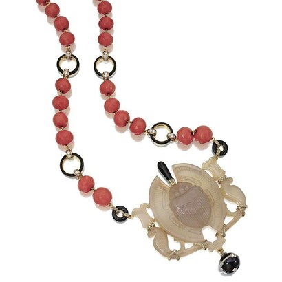 Su collar de escarabajo, hecho de oro de 18 quilates, adornado con calcedonia, coral, ónix y diamantes