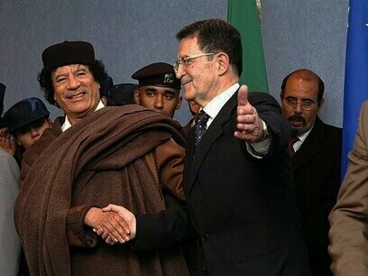 Mouammar Kadhafi a rencontré Romano Prodi, président de la Commission européenne. Il s'agissait de la première visite du colonel Kadhafi hors d'Afrique et du Moyen-Orient depuis 1989