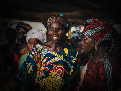 Mujeres con traje tradicional de Sierra Leona en África occidental