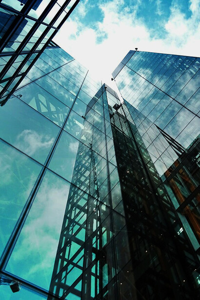 Los espacios arquitectónicos no solo cumplen funciones prácticas, sino que también pueden ser leídos desde el vacío, el encierro o el abismo