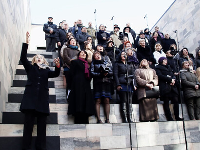 Il M° Erina Gambarini dirige il Coro sinfonico de la Verdi durante il flash mob a conclusione delle celebrazioni per il bicentenario Verdiano