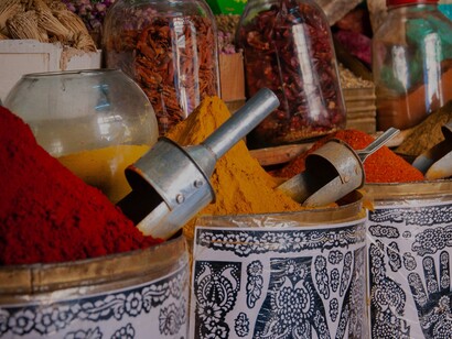 Condimentos aromáticos variados no bazar tradicional