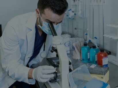 O fentanil, sendo altamente potente, pode ser produzido com uma pequena quantidade de ingrediente ativo, tornando-o uma opção financeiramente atrativa para os cartéis de drogas