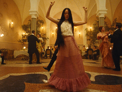 Pobres Criaturas oferece uma mistura de fantasia vitoriana e steampunk, com Emma Stone interpretando Bella Baxter, uma mulher ressuscitada em busca de auto-descoberta e questionamento social