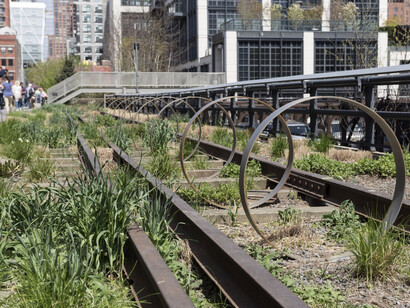 Rayyane Tabet, Steel Rings, 2013–ongoing. Courtesy of High Line Art