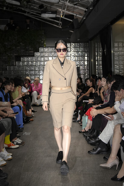 La modella @lilyhjix con un look composto da blazer crop, doppiopetto e bermuda, entrambi caratterizzati da dettagli lineari color nero che vanno a rifinire i tagli dei capi