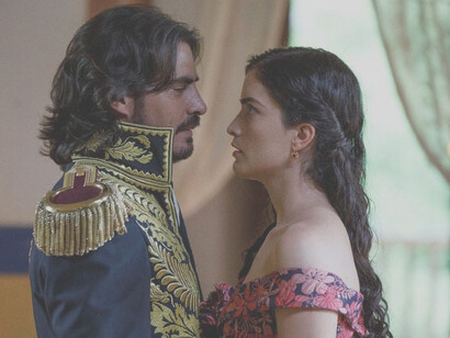 Manuela Sáenz e Bolívar. Manuelita che all’epoca aveva 24 anni conobbe Bolívar, che all’epoca aveva 39 anni, e divenne sua amante e compagna fino al 1830, abbandonando definitivamente il marito