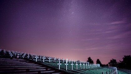 Cementerio bajo el resplandor de las estrellas