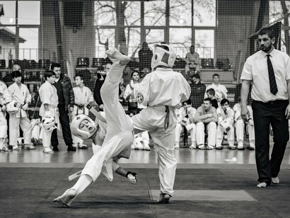 A prática das artes marciais consiste em vencer pequenos desafios diários. Lembro quando retornei, que lembrava como executar as técnicas mas não conseguia por limitações físicas. Precisei melhorar meus níveis de alongamento, mobilidade articular e força muscular. Isso não se consegue de um dia para outro. Exige muita prática e, portanto, paciência e repetição

