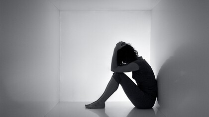 Mulher sozinha e triste