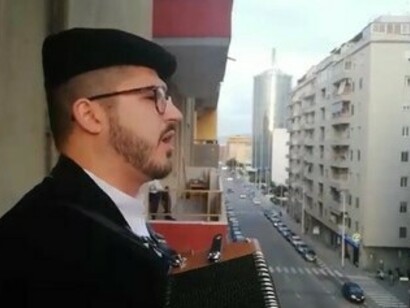 Canti dal balcone di casa