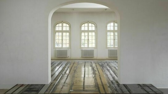 Michail Pirgelis, Rollfeld, 2006, Flugzeugbodenplatten, Teppichreste, 612 x 465 x 15 cm, Copyright Michail Pirgelis, Courtesy Sprüth Magers Berlin London