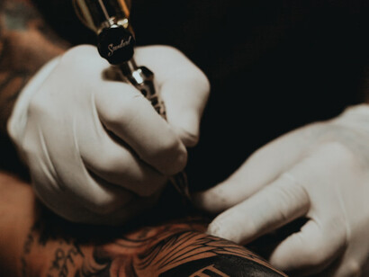 Tatuarse está terminantemente prohibido en las penitenciarias rusas, así que a continuación le resumimos los pasos que deberá seguir si quiere convertirse en un ladrón en la ley como mandan los cánones...