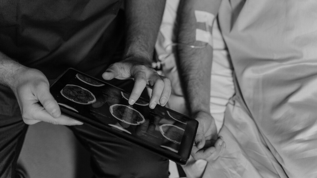 Malattia. Dottore illustra stato di avanzamento di un tumore al paziente